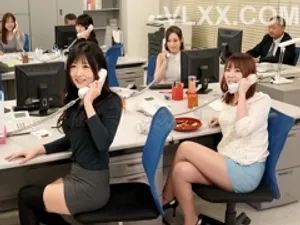 Một phòng khách sạn dâm đãng với hai người đàn ông và một người phụ nữ cho một bữa tiệc thác loạn 3P, quỳ trên mặt đất với hai con cặc thay phiên nhau, vùi đầu và quan hệ với nhau