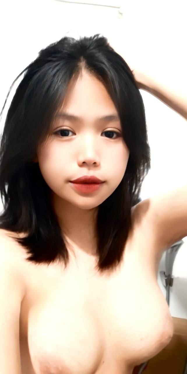 Móc lồn em gái vừa mới đi học về bót cả cặc